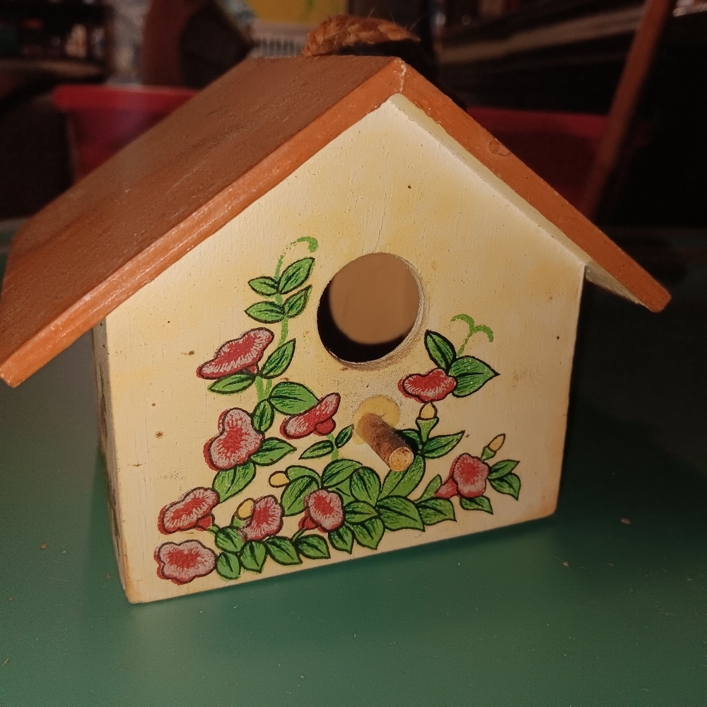 VINTAGE SMALL HAND PAINTED BIRD HOUSE